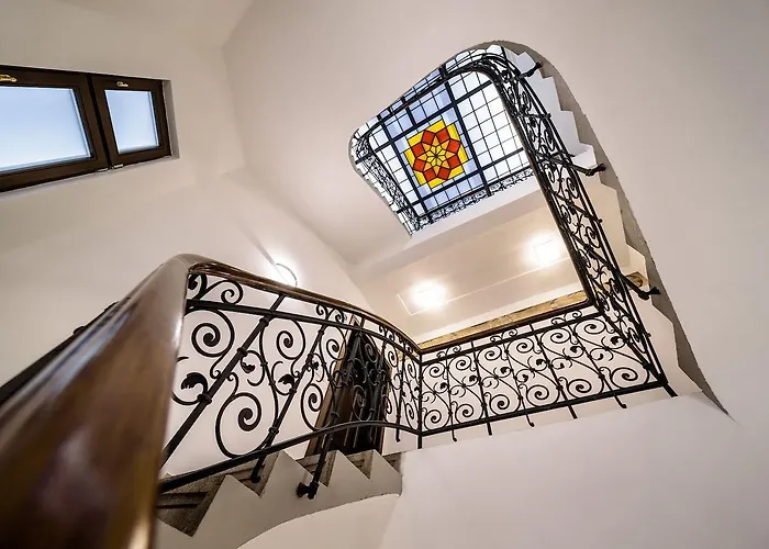 Unique Square Business Apt. * Χράντεκ Κράλοβε